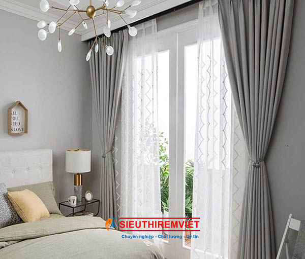 Với rèm cửa sổ phòng ngủ 2 lớp, bạn có thể kiểm soát lượng ánh sáng và độ che chắn một cách tuyệt vời. Rèm này giúp giảm thiểu tiếng ồn và đảm bảo giấc ngủ của bạn được trang bị đầy đủ. Hơn nữa, thiết kế sang trọng và đẹp mắt của nó sẽ cải thiện không gian phòng ngủ của bạn một cách đáng kể.